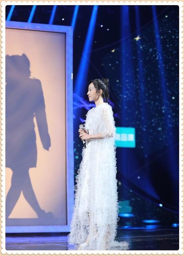 当韩雪和宁静同穿白色透视裙，网友：保守与豪放的差距一目了然！