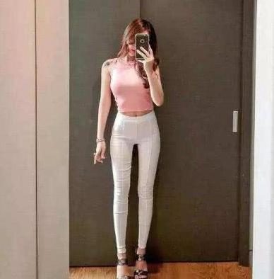 夏天美女穿搭紧身裤，即芬芳迷人又楚楚可人