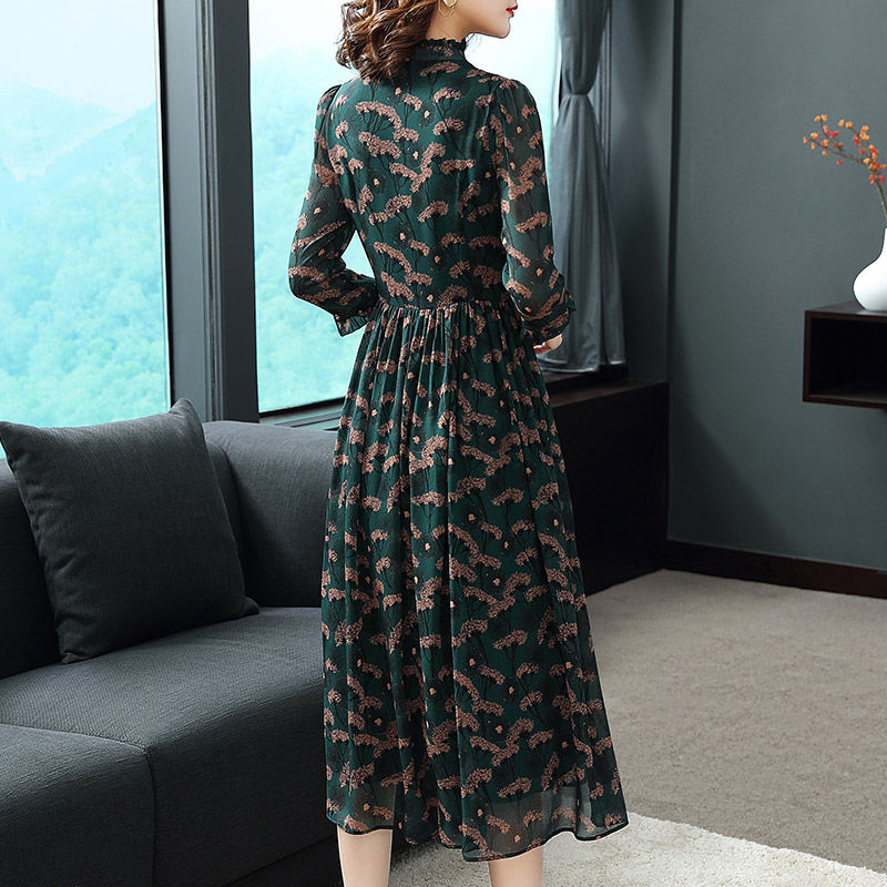 九月这么多秋裙，52岁老婆偏偏挑中了这款棉麻秋裙，虽贵却很美