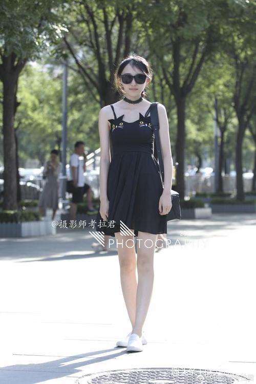 路人街拍:小姐姐这么长的腿踩这么长的高跟鞋,短裤应该换长裙