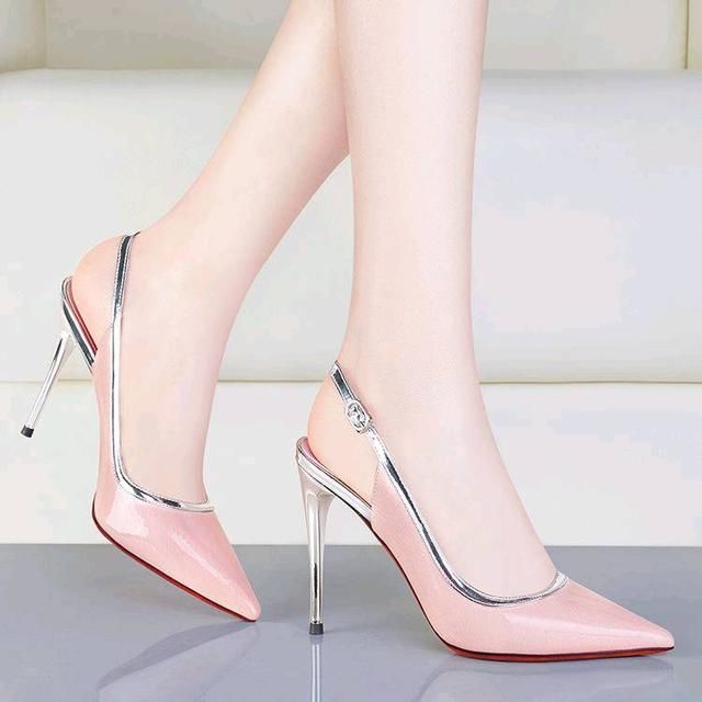 高跟控的老婆越来越放肆了,一发工资这样的高跟鞋就买好几双回来