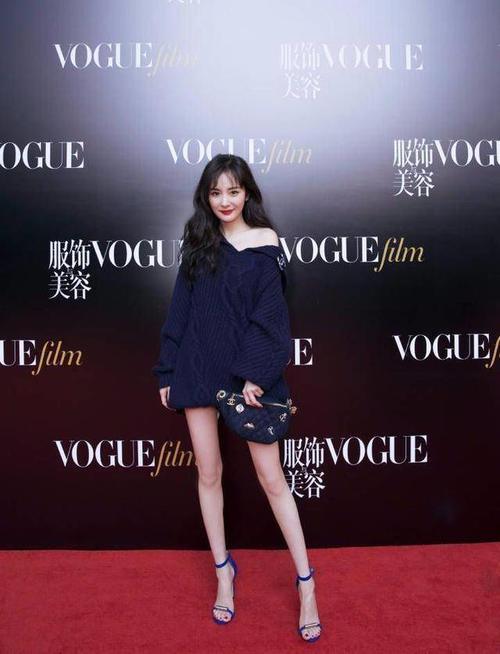 杨幂是把泳装的肩带缝裙子上了吗？看着好不协调，一点美感都没有