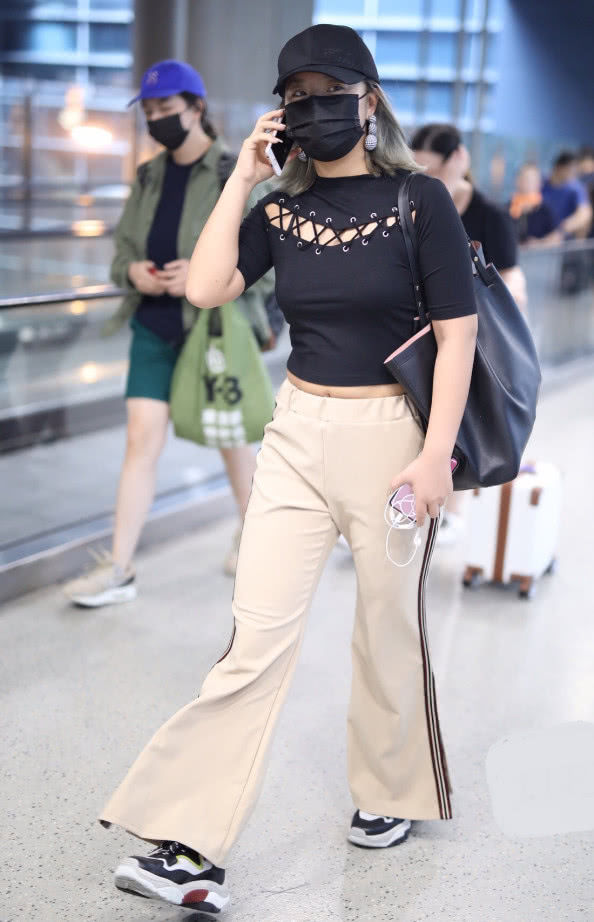 王菊真是够了，把T恤剪烂都没露出重点，还把腰上的赘肉挤出来!