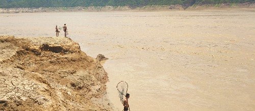 无人机航拍黄河泄洪，发现5个人水里冒险捞鱼，一根绳子防溺水