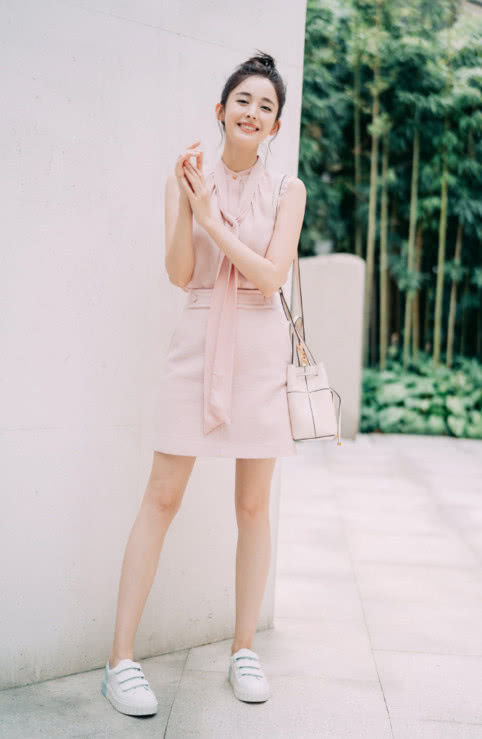 古力娜扎粉嫩亮相，巴掌大裙子塞满满秀美腿，网友:这么勒不疼?