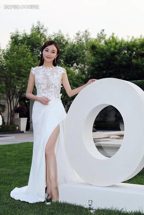 秦岚真大胆，蕾丝裙开衩到腿根，网友：气质不输杨颖