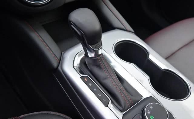  高配：中高配只卖丐版途昂价，237匹有9AT支持，5米大7座油耗7.4L