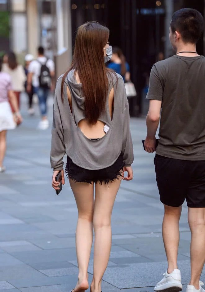 个性小姐姐镂空上衣穿出朦胧曲线，黑色小短裤下的白嫩大腿很吸晴