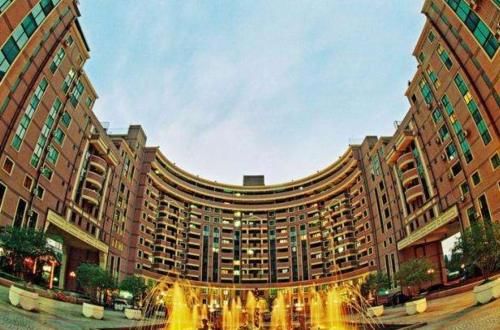 它是上海著名的“富人区”,不但有明星在这里居住,还有很多“歪