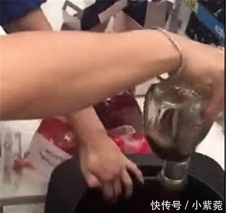 大妈带高档酒过不了，接下来却让安检员傻眼，网友：就得这么做