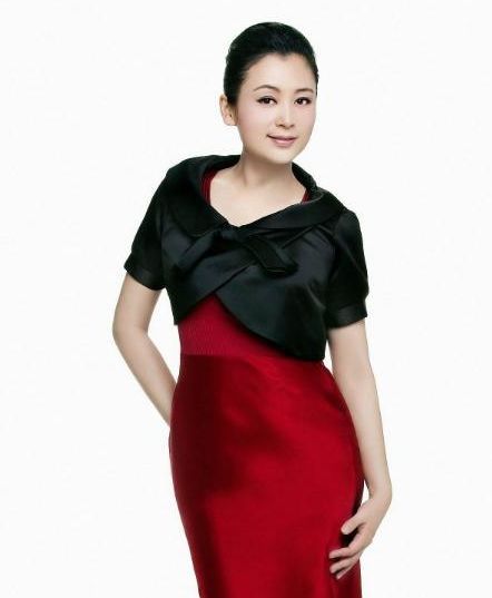 陈红胆真大！50岁了还敢素颜现机场，网友：还不如广场舞大妈呢