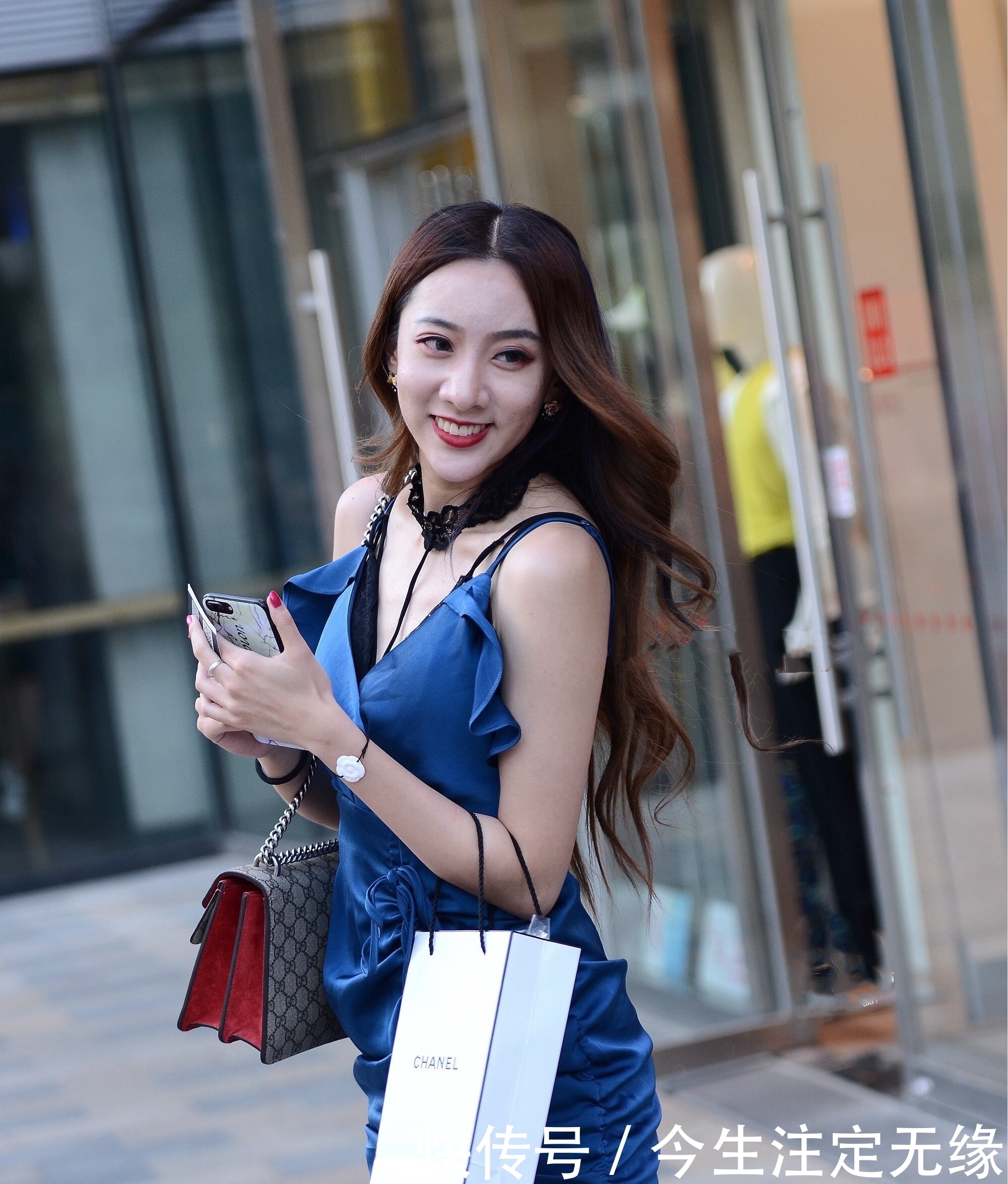  『设计』街拍：美女你穿的这么漂亮，老外看得水都好喝了