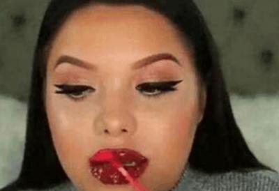 女子作死在嘴巴上涂100层口红, 张嘴的那一刻女子疼的吸凉气！