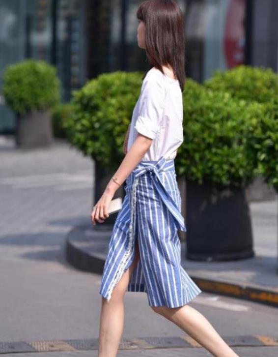  『设计』街拍美女曼妙身材的小姐姐，吊带裙的穿搭，增添女神范儿