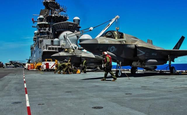  『美军』美军F-35B装弹药准备训练 没有固定武器 机炮吊舱成“救命稻草”