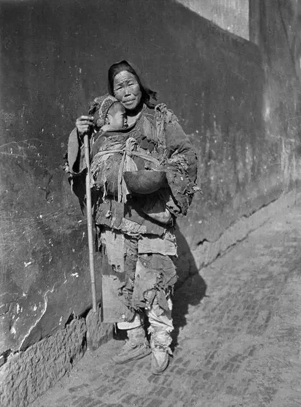 美国人在鞋盒里发现了6000张中国老照片，轰动全世界