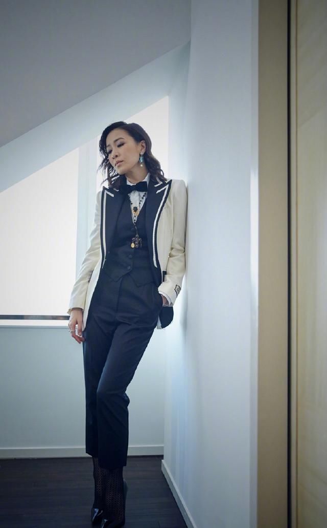 佘诗曼真大胆！波点上衣只穿一半就上台，网友：衣服怎么不好好穿