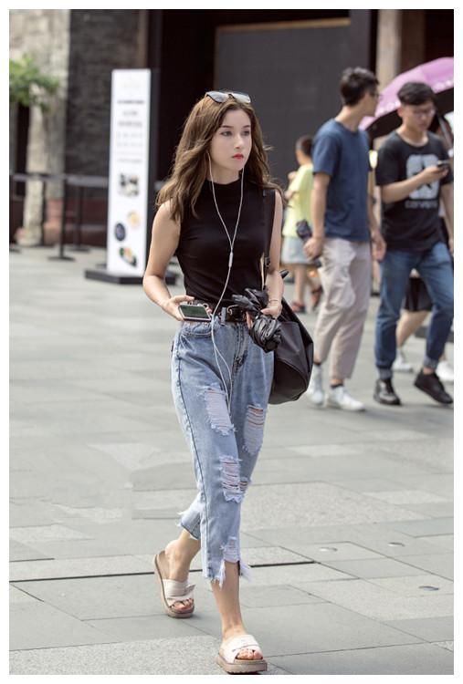 街拍：图8小姐姐，身段精致，让人难以忘怀！