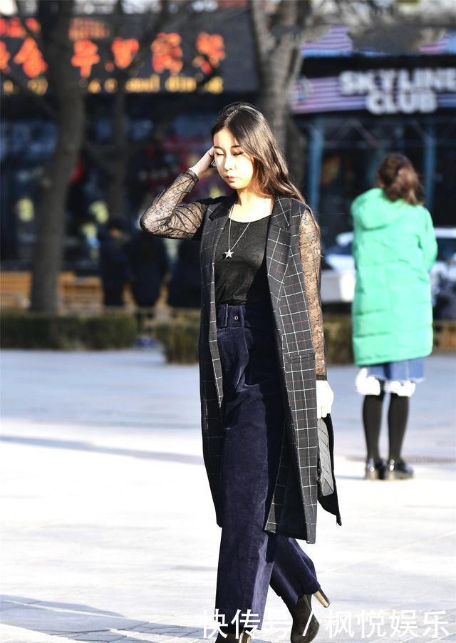 『 吊带装』柔美性感清新可爱，街拍：小姐姐“蜘蛛网”吊带装搭配黑纱裙