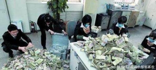 农村大妈到银行去存钱，哪知道银行人员数了五天，差点累瘫！