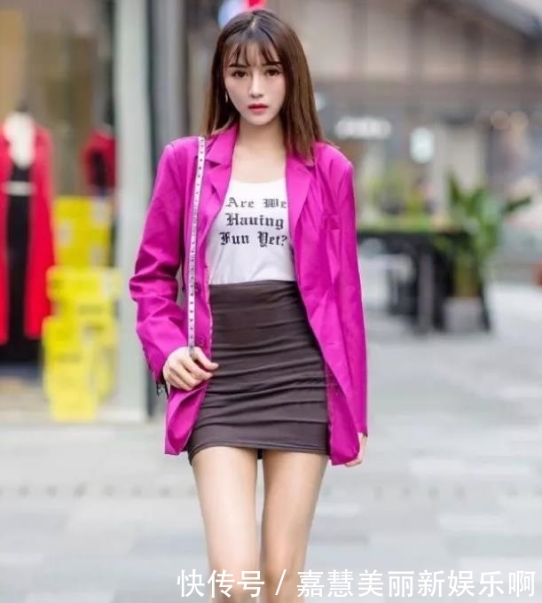 #美女#街拍:时尚的美女姐姐,精致的妆容自带妩媚气场,各种风格轻松驾驭