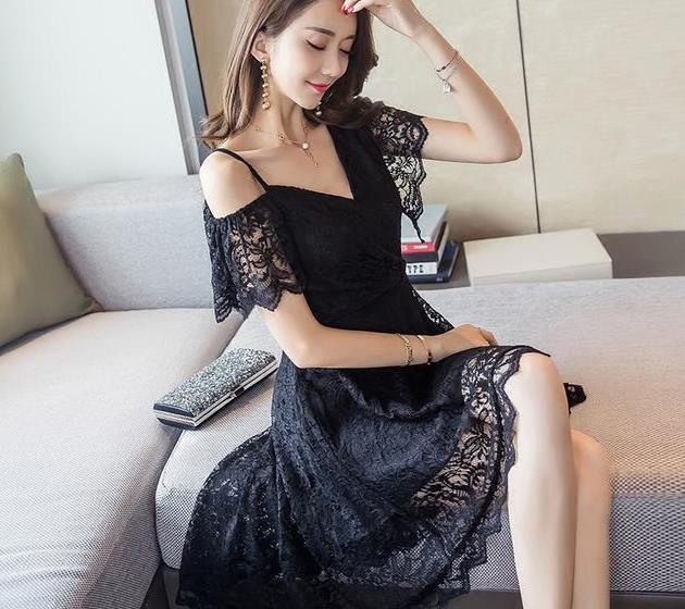 吊带连衣裙穿在身上，让你上街时髦出众，回头率百分之一万！