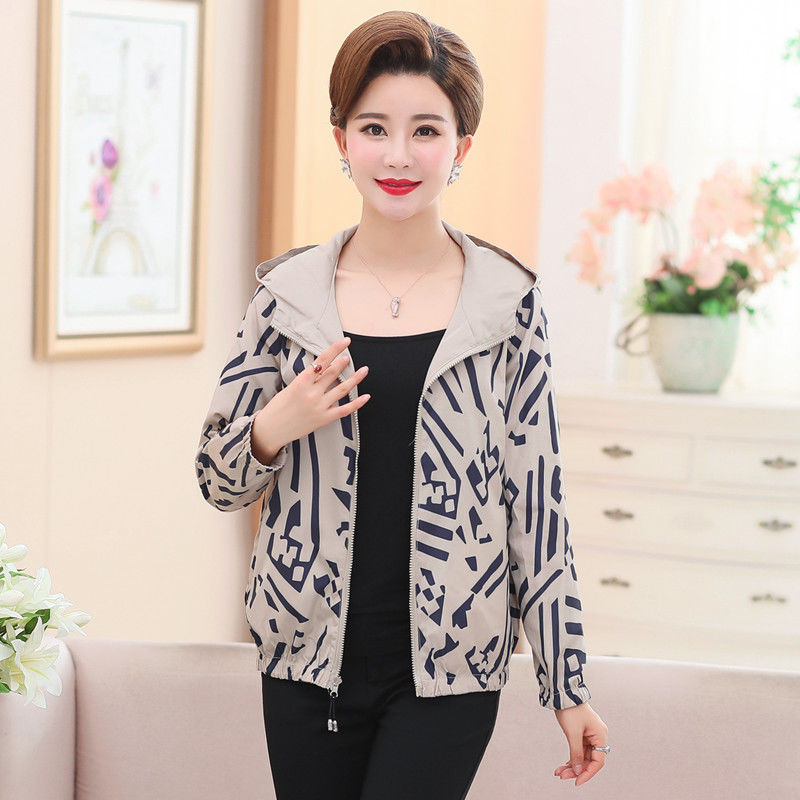 70后不想被叫阿姨，试试花外套+阔腿裤，洋气美嫩，像个大姑娘