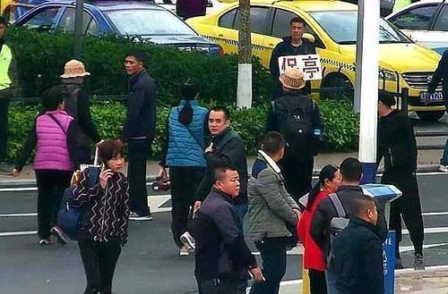 大妈在火车站“拉客”,吆喝着30块钱一晚,你了解背后的猫腻吗?