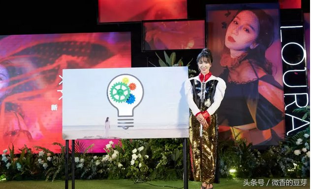 娄艺潇太会玩了，居然把金色裤子剪开来当裙子，网友:我可不敢穿