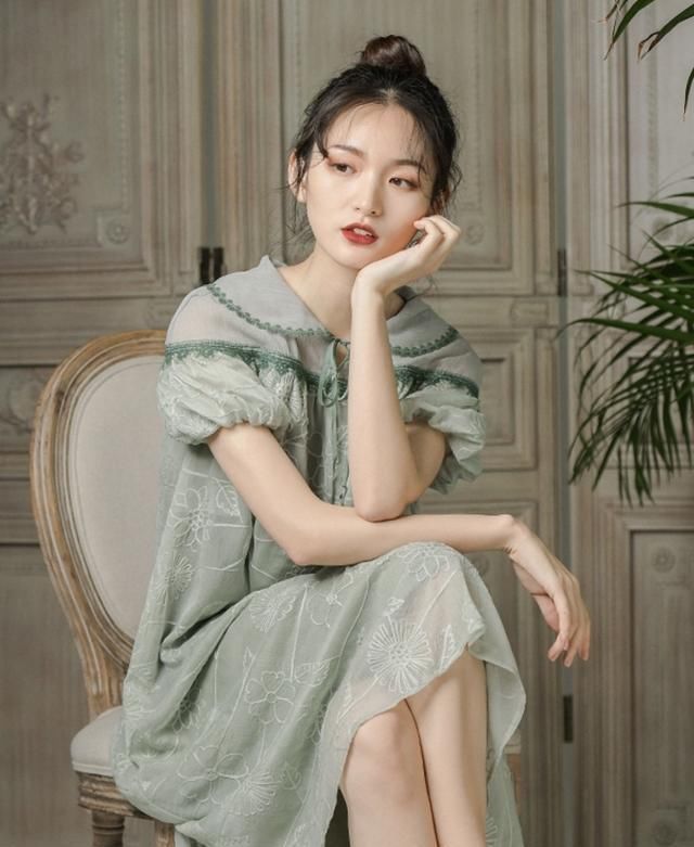 『女人』微胖女人有福了,新款遮肉连衣裙,上身时髦特显女人味