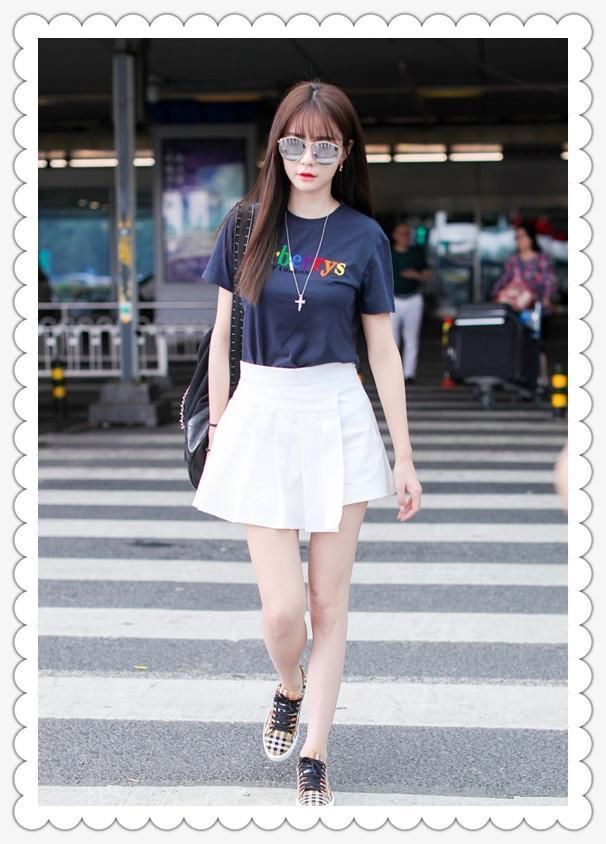 沈梦辰美到犯规！穿白裙比21岁沈月还显嫩，网友：真是便宜海涛了