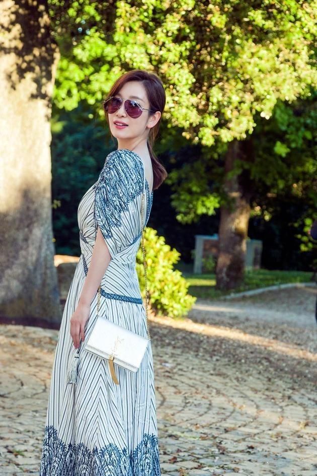 刘涛唯一承认的闺蜜是她，44岁穿上低胸花裙气质不凡