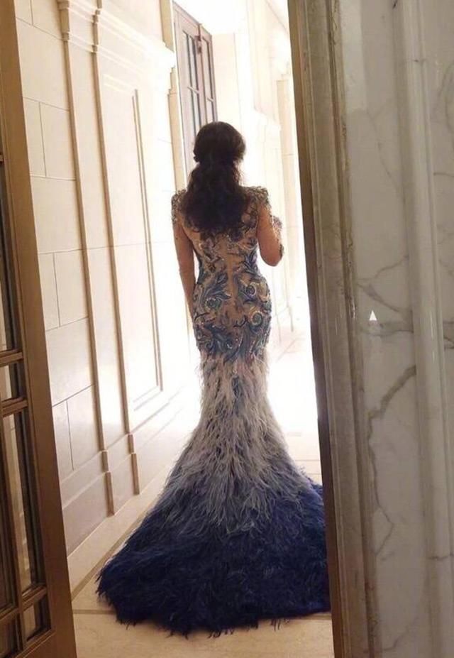 63岁刘晓庆穿挖肩印花裙风采不减当年，网友纷纷跪求冻龄秘籍