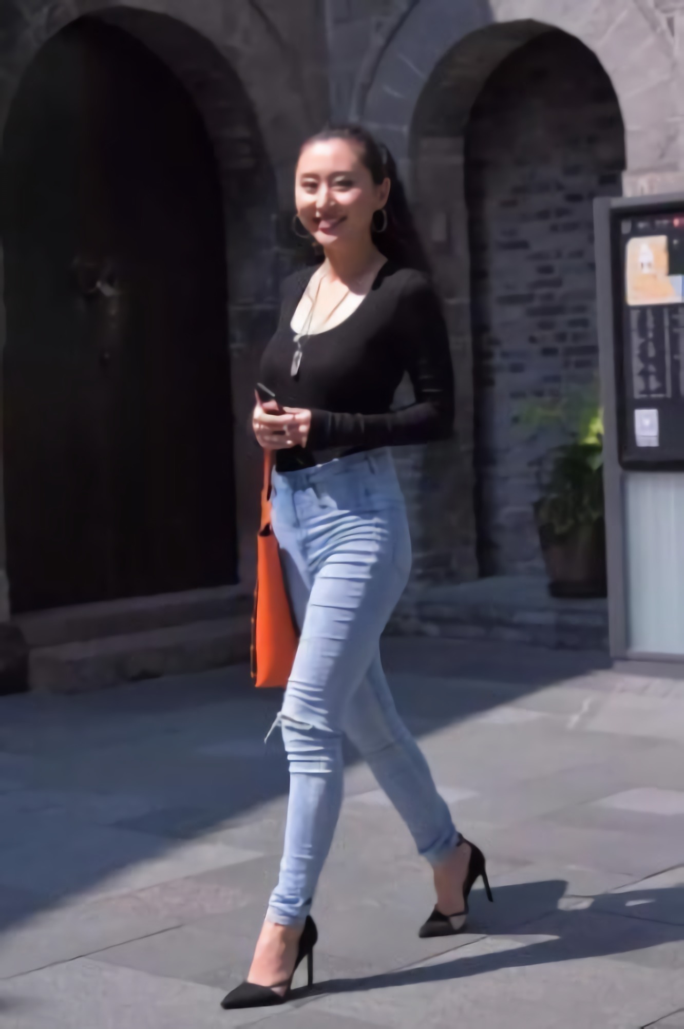 紧身牛仔裤不需要多说，只需要一个淡淡的笑容，实力展现你的美