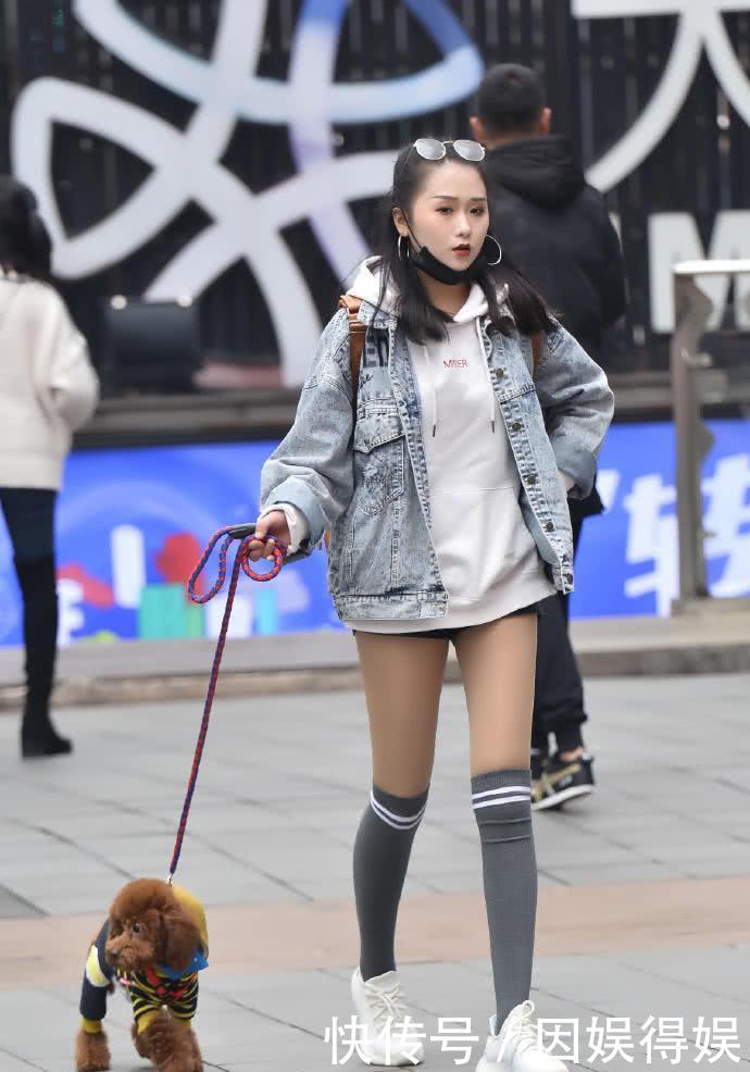 『街头时尚』街拍:清新素雅穿搭呈现不同风格,汇聚成了一场街头时尚秀!