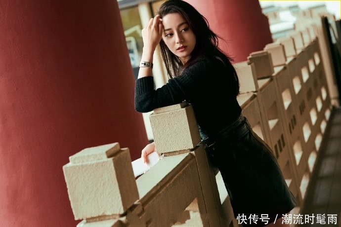 迪丽热巴真时髦！穿条绿色鱼尾裙也敢出门，网友：赶紧抱走吧！