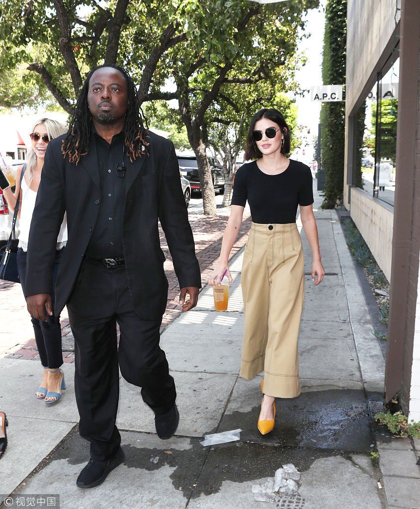 ”美少女“露西海尔出街打扮时尚有型  获黑人保镖护驾大步疾走气