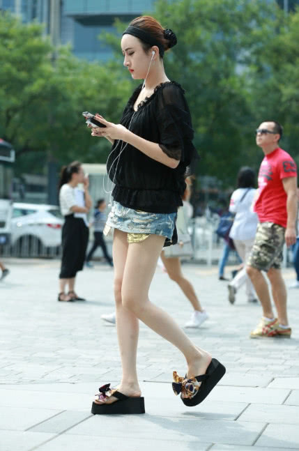 气质小姐姐超短裙搭配短袖T恤，一双逆天大长腿，路人都看呆了