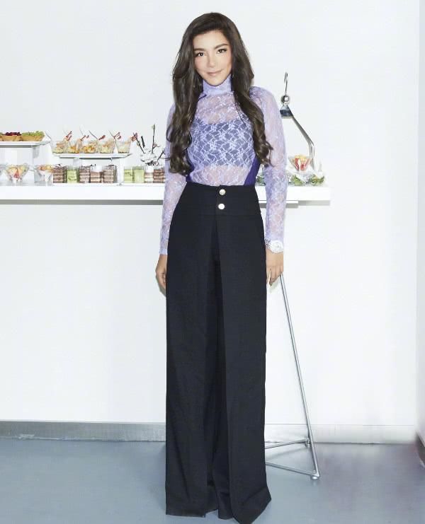 江映蓉就像换了一个人?穿运动装秀出“炫腹技能”，身材很火辣!