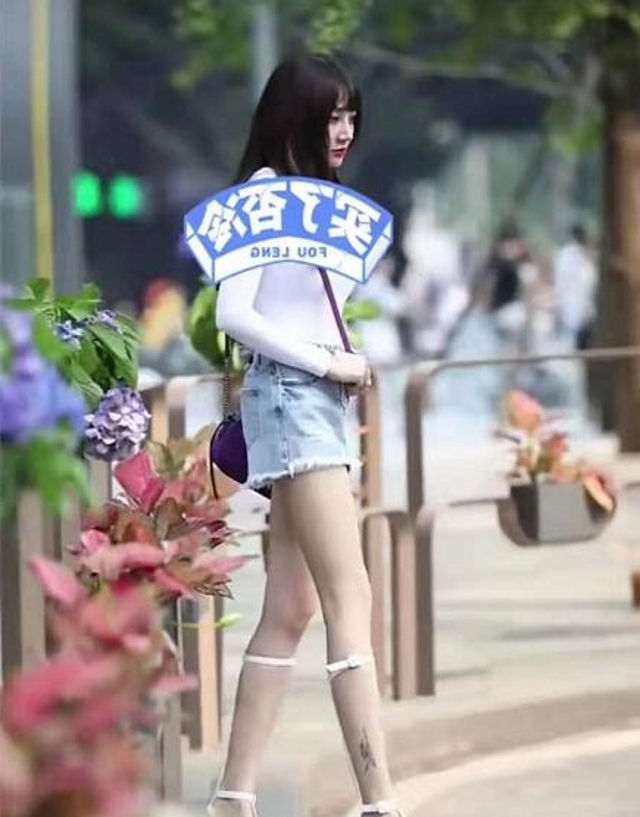  气质|路人街拍,小姐姐简单的白色衬衫配上黑色短裙,显得非常有时尚感
