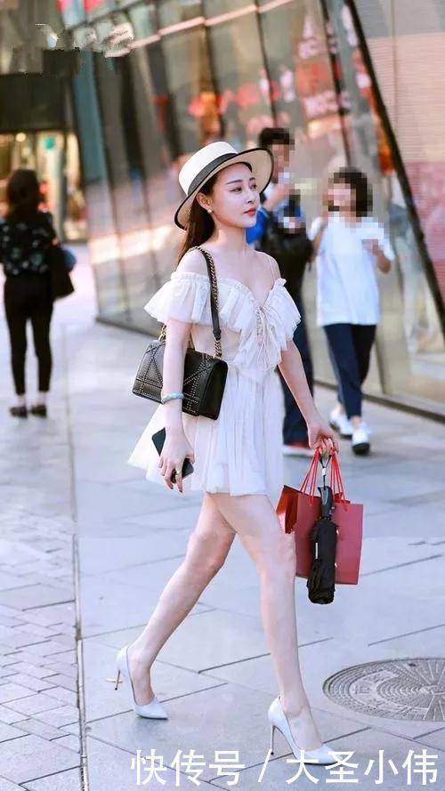 [ 裙摆]百褶的裙摆让双腿显得更加的纤细，美女街拍：女人穿着高跟鞋
