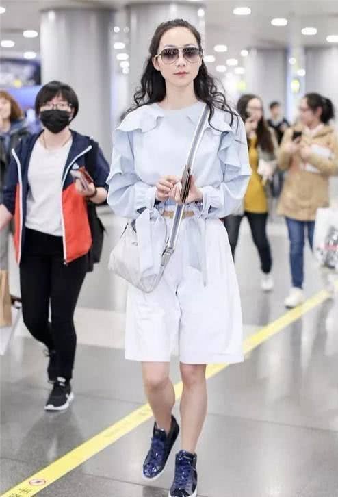  上半身是一：聪明的女人都不穿裙装了，试试今年超火的“五分裤”，时髦又显瘦