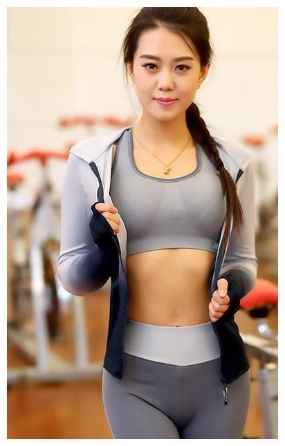 美拍：紧身裤将美女丰满的身材给紧裹起来，显得格外的性感迷人！