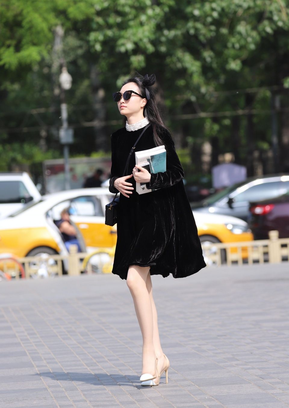 街拍,其实从衣服的穿搭上就能看出,一个人活得是否细致