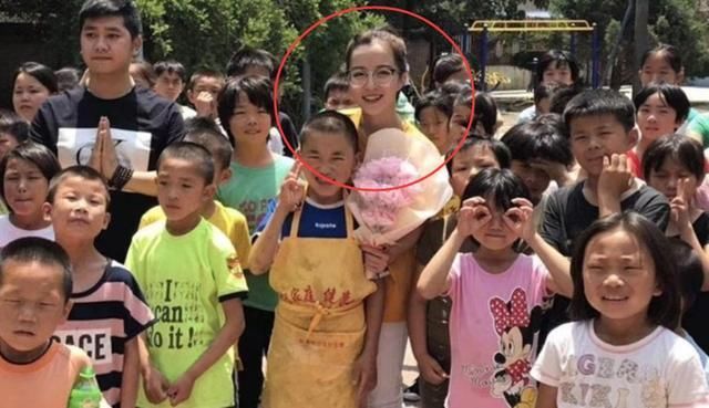 抖音爆火莉哥微博澄清黑历史，对床照事件回应：谁还没有过感情史