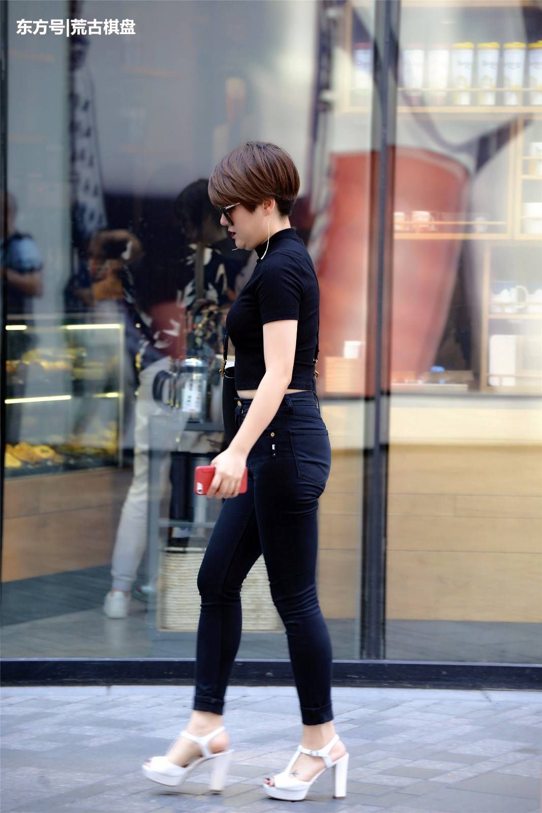 看了这位姑娘穿着紧身牛仔裤，才发现原来牛仔裤也这样显身材