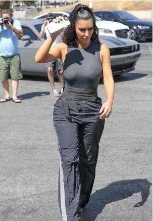 卡戴珊瘦成108斤?穿低领吊带性感十足，但看到裤子后我沉默了!