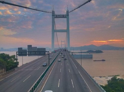 中国第一条装红绿灯的高速，本想缓解堵车却更堵了，车主强颜欢笑