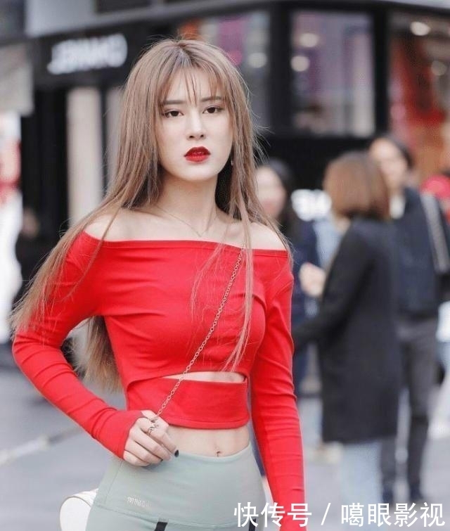 【风格的运动】美女街拍小姐姐什么都不缺,就缺一些肉感美吧笑起来真好看