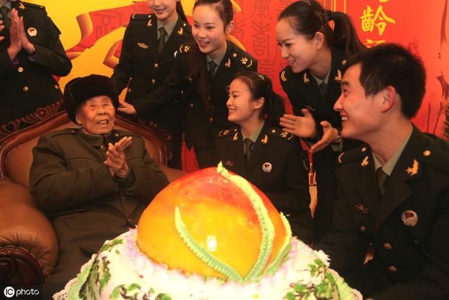 19年养老金调整，公职人员的退休金是怎么发的？和企业有什么区别